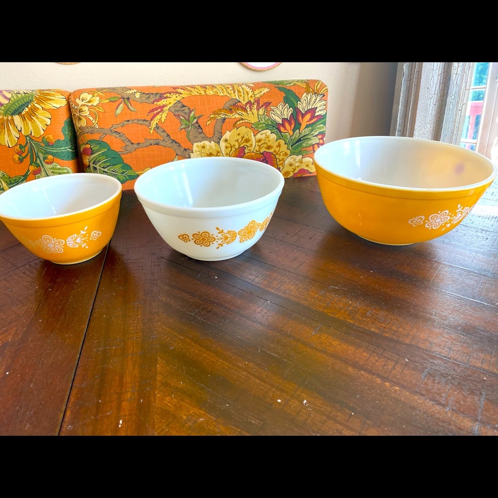Pyrex set of 3 bowls